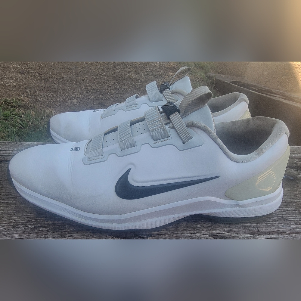 Nike TW Men's White and Gray Golf Shoes
